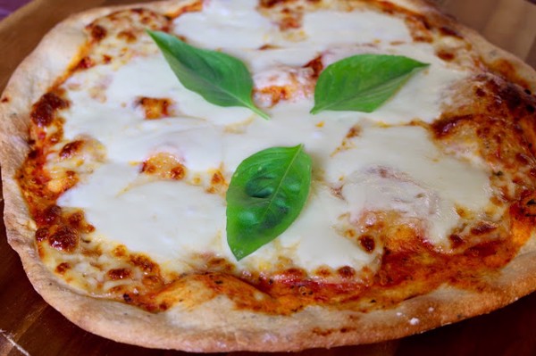 PIZZA SỐT CÀ CHUA VÀ PHOMAI