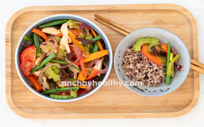 Cơm gạo lứt ăn kèm rau củ xào nấm ngũ sắc healthy không dầu mỡ - Emma ...